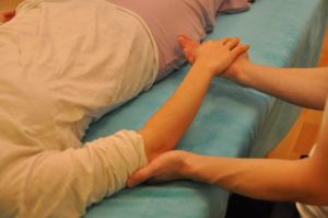 Reiki Position für die Arme 3